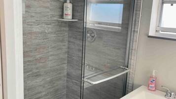 Bruser, hårtørrer, håndklæder, Sæbe