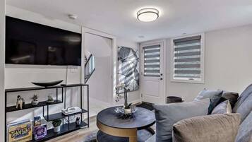 Televisión, chimenea, videojuegos y estéreo