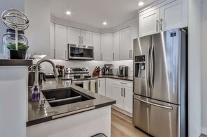 Fridge, microwave, oven, stovetop - SSR Plato|Private Entry|Top View|Luxury|4BR&3BTH ( RES-11682 ) (Canmore)