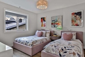 4 bedrooms, desk, iron/ironing board, travel crib