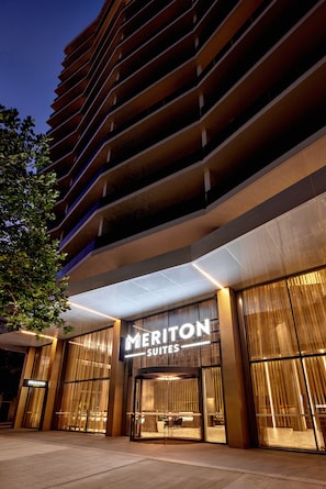 Property entrance - Meriton Suites Canberra (Canberra)