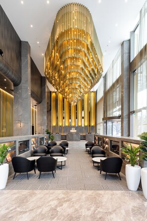 Lobby sitting area - Meriton Suites Canberra (Canberra)