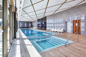Indoor pool - Meriton Suites Canberra (Canberra)