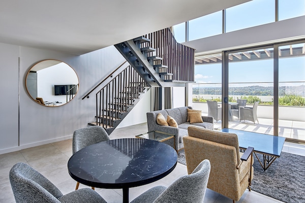 Executive-ullakkohuoneisto, 1 makuuhuone | Oleskelualue | Televisio