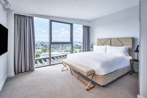3 Bedroom Capital Penthouse | In-room safe, iron/ironing board, cots/infant beds, free WiFi - Meriton Suites Canberra (Canberra)