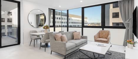 Suite Standard, 2 chambres | Coin séjour | Télévision