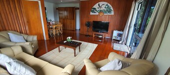 Spacious 4-bdrm fully self-contained WIFI, Parking