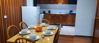 Spacious 4-bdrm fully self-contained WIFI, Parking