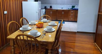 Spacious 4-bdrm fully self-contained WIFI, Parking