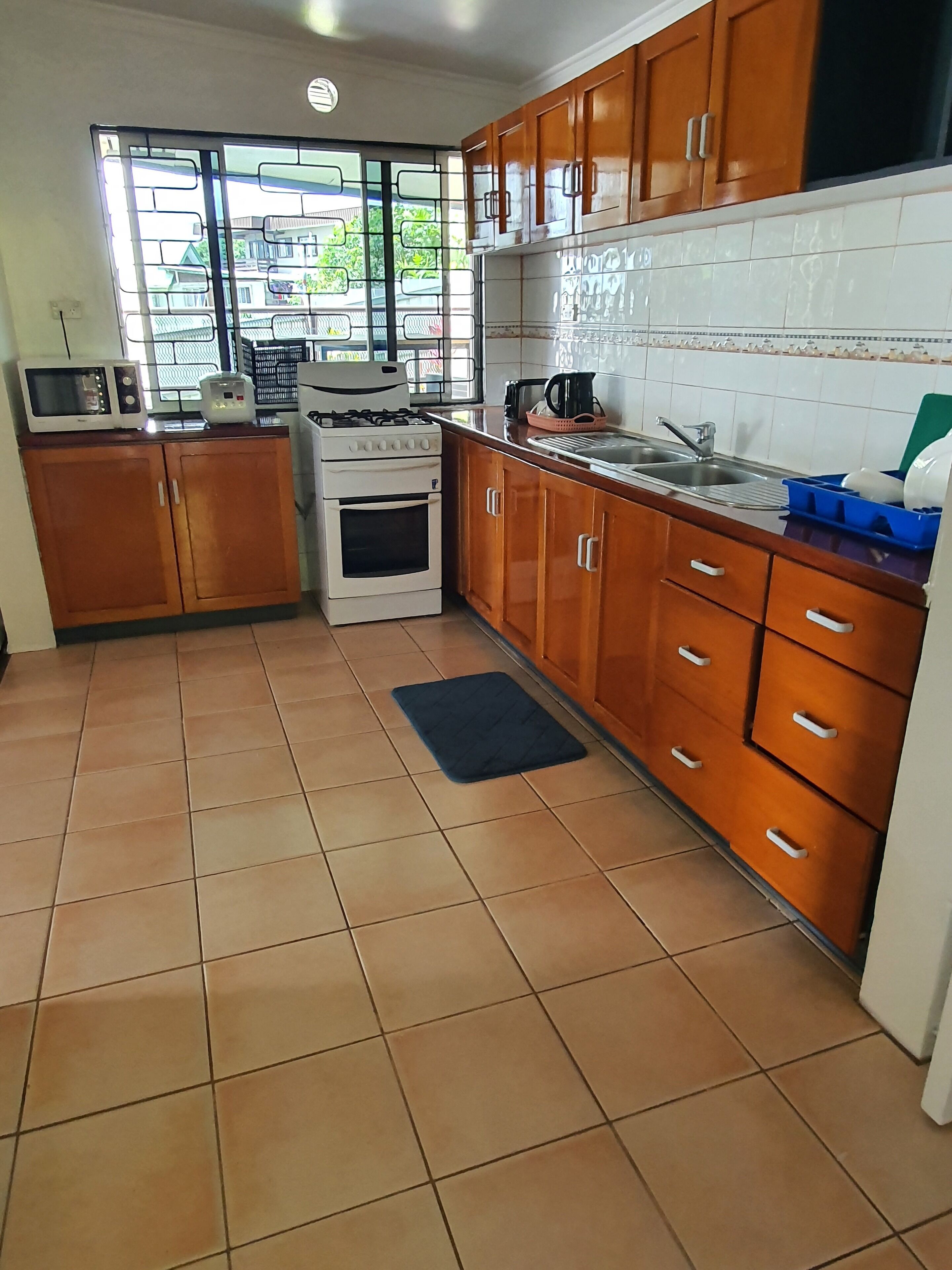 Jääkaappi, mikroaaltouuni, liesi, vedenkeitin