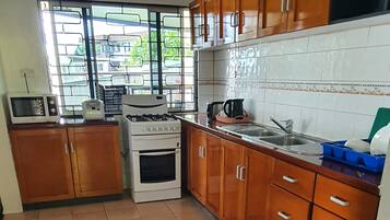 Réfrigérateur, micro-ondes, plaque de cuisson, bouilloire électrique