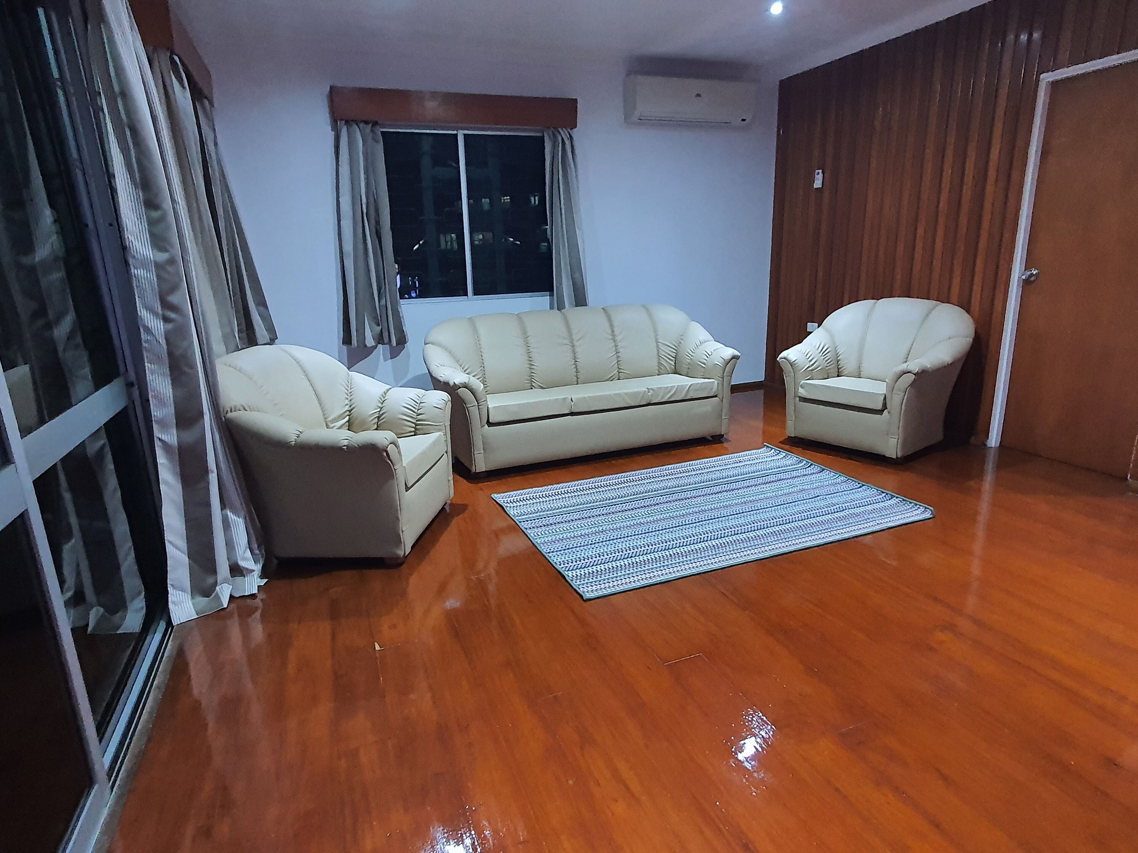 Tv, dvd-afspiller, videobibliotek