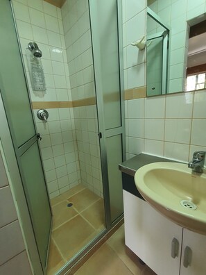 Shower, hair dryer, bidet, towels - Spacious 4-bdrm fully self-contained WIFI, Parking (Suva)