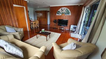 Télévision, lecteur de DVD, livres