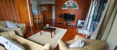 Télévision, lecteur de DVD, livres