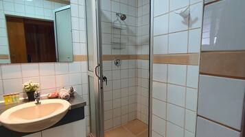 Douche, sèche-cheveux, bidet, serviettes fournies