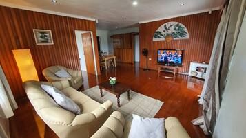 Télévision, lecteur de DVD, livres