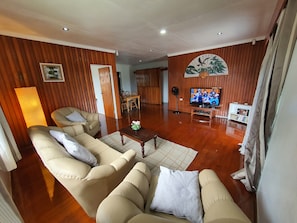 Télévision, lecteur de DVD, livres