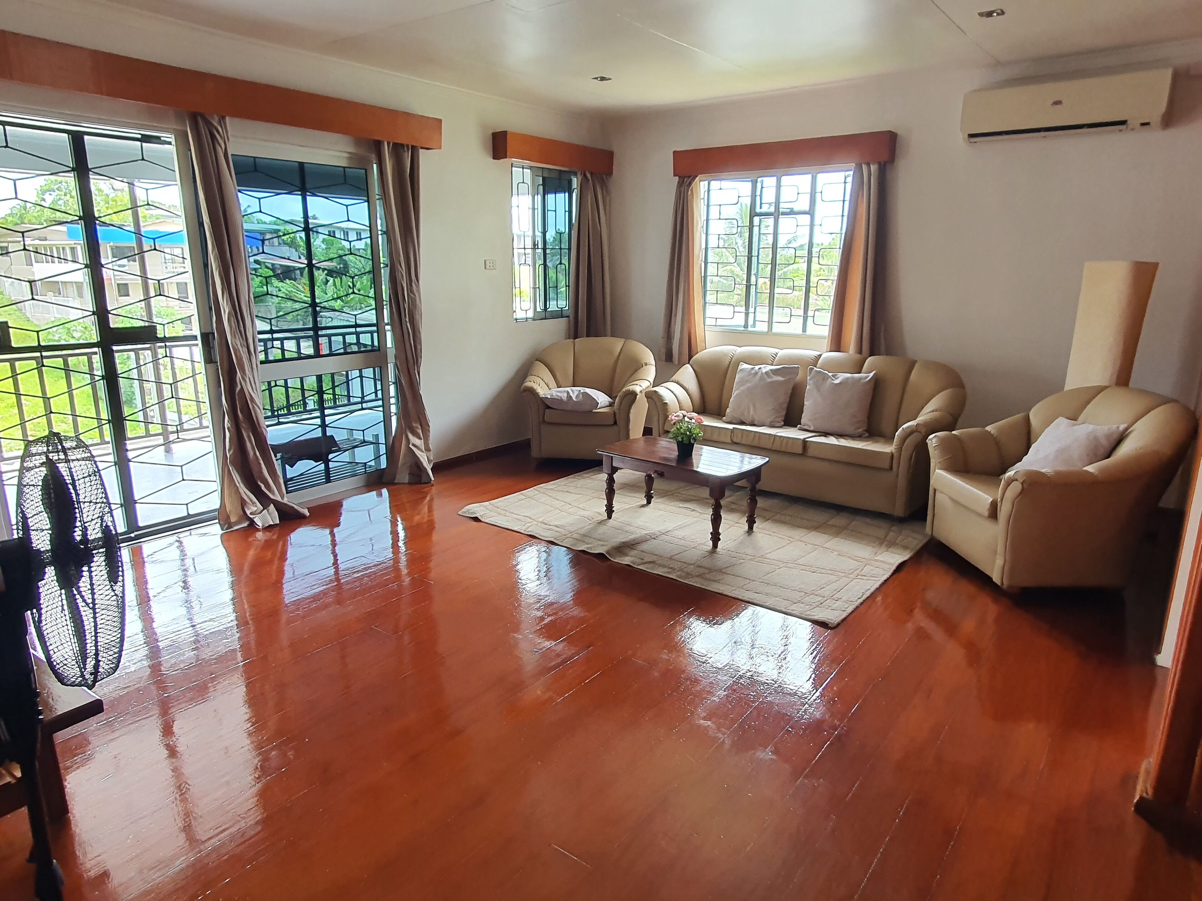 Télévision, lecteur de DVD, livres