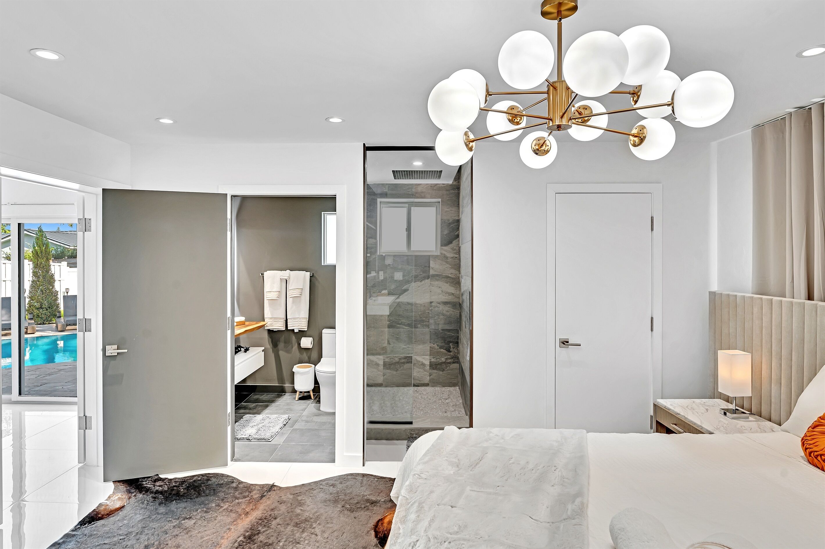 3 chambres, bureau, fer et planche à repasser, lit parapluie