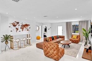 3 dormitorios, escritorio, tabla de planchar con plancha y cuna de viaje