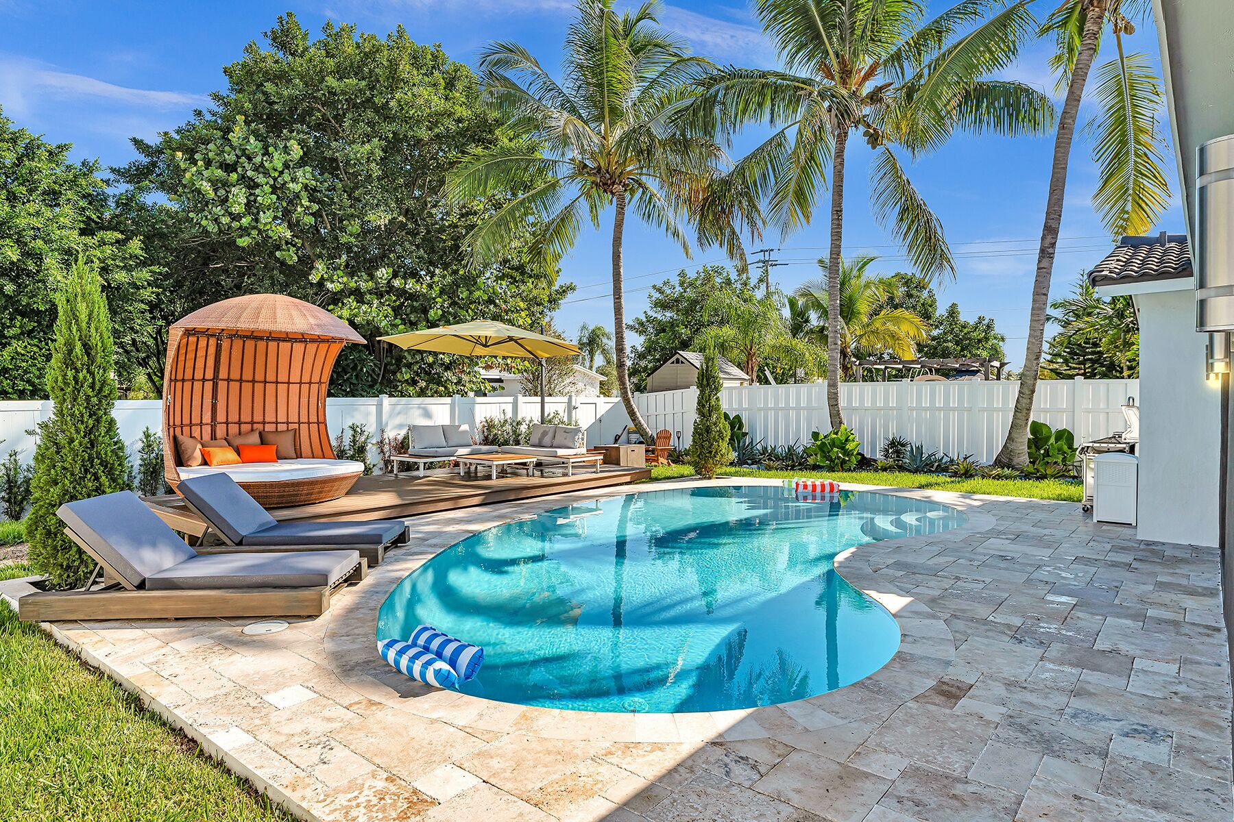 High End Hollywood Home Stunning Pool by HR Casino