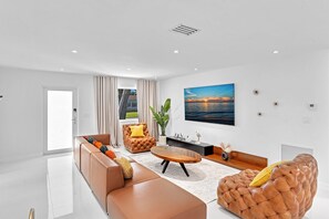 Una Smart TV, una chimenea