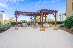 Outdoor dining - Studio Sandestin Resort, 4 mins walk to beach, sleeps 3-4 (Miramar Beach)