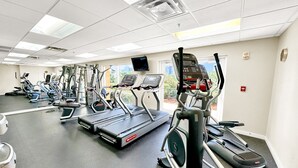 A gym with treadmills, elliptical machines, and weight equipment. - Studio Sandestin Resort, 4 mins walk to beach, sleeps 3-4 (Miramar Beach)