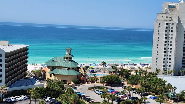 A coastal hotel with a pool, beach view, and parking area. - Studio Sandestin Resort, 4 mins walk to beach, sleeps 3-4 (Miramar Beach)
