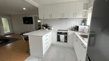 冷蔵庫、電子レンジ、オーブン、コンロ