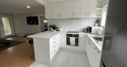 Cheerful 3 bedroom with free parking