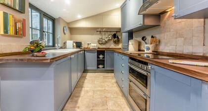 Stylish dog friendly holiday cottage in the Cotswolds - Lilly Bee Cottage