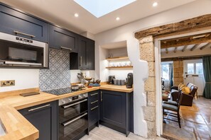 Fridge, microwave, oven, stovetop - A stunning 17th Century three-storey terraced cottage. (Moreton-in-Marsh)