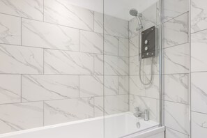 Combined shower/bathtub, towels - A stunning 17th Century three-storey terraced cottage. (Moreton-in-Marsh)