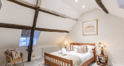A stunning 17th Century three-storey terraced cottage.