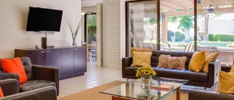 Smart TV, chimenea, reproductor de DVD