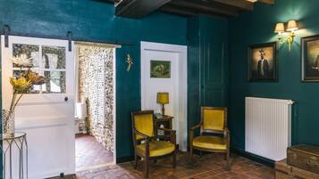 Junior Room, Garden View | Living area