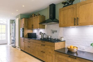 Classic Cottage, Patio, Garden View | Private kitchen