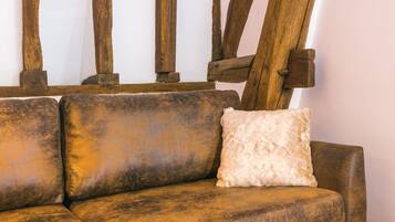 Deluxe Room, Garden View | Living area