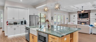 Luxury 5BR Pool Home w/ Outdoor Kitchen, Firepit & Pet-Friendly Yard – The Perfect Lakeland Escape!