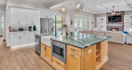 Luxury 5BR Pool Home w/ Outdoor Kitchen, Firepit & Pet-Friendly Yard – The Perfect Lakeland Escape!