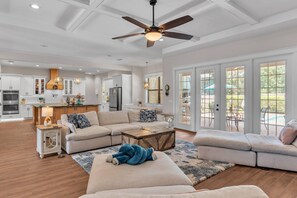 تلفزيون ذكي، مدفأة، مشغل دي في دي، مكتب