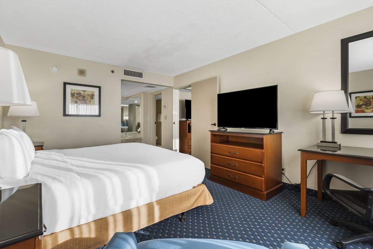 King Suite | In-room safe, desk, blackout drapes, iron/ironing board