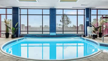 Sisäuima-allas ja ulkouima-allas avoinna 9.00–0.00, aurinkotuoleja