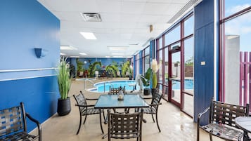 Piscina interna, piscina externa, espreguiçadeiras