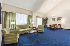 Presidential Suite | Oppholdsområde | En 32-tommers TV med kabel-kanaler