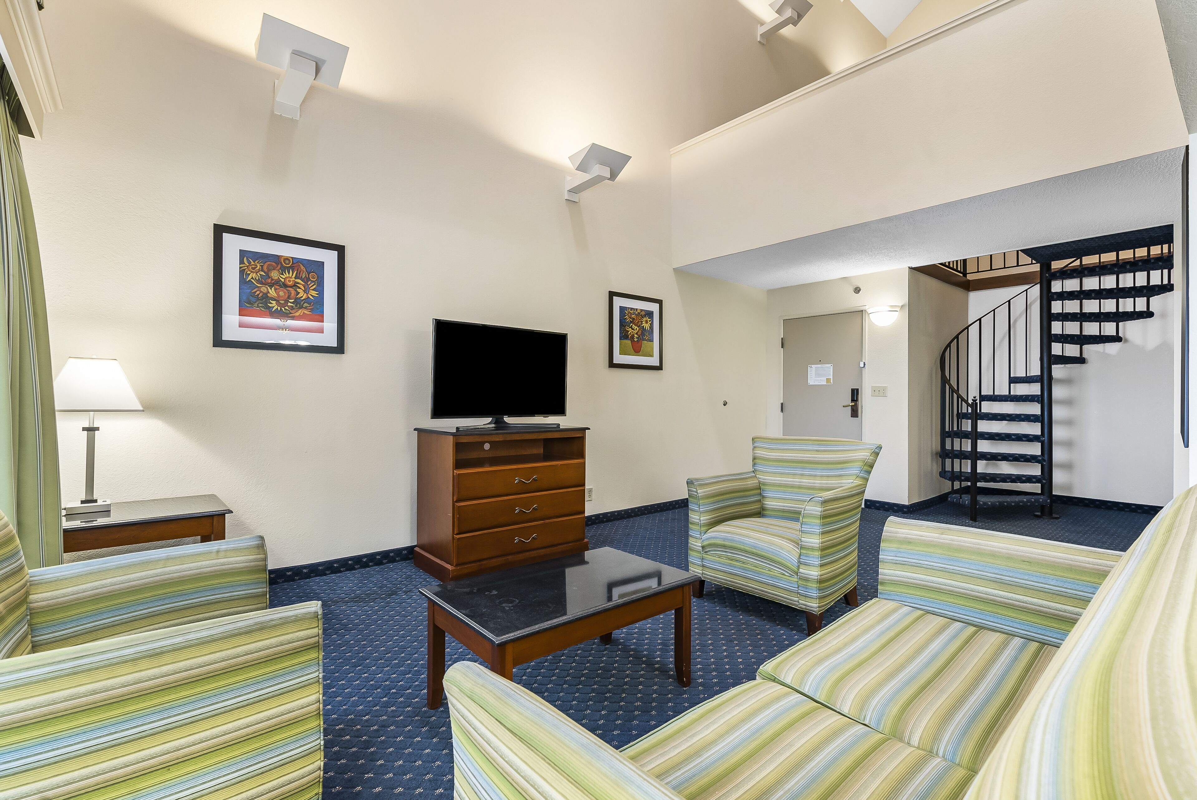 Penthouse Suite | Living area | 32-inch TV with cable channels