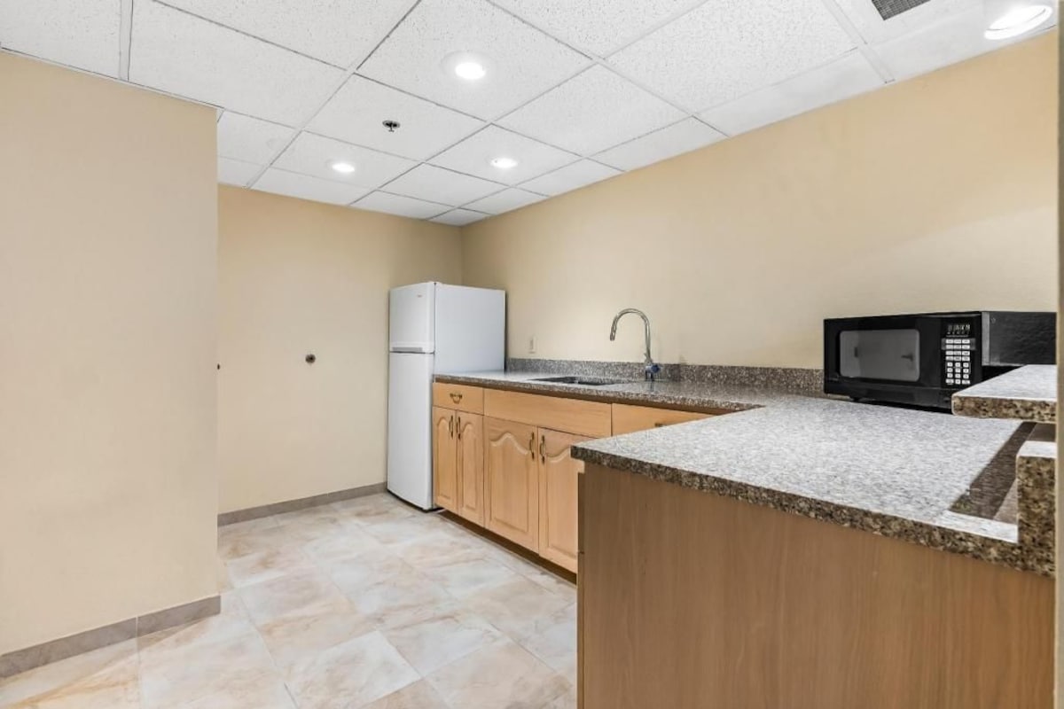 Private kitchen | Coffee/tea maker, mini-fridge, shared microwave