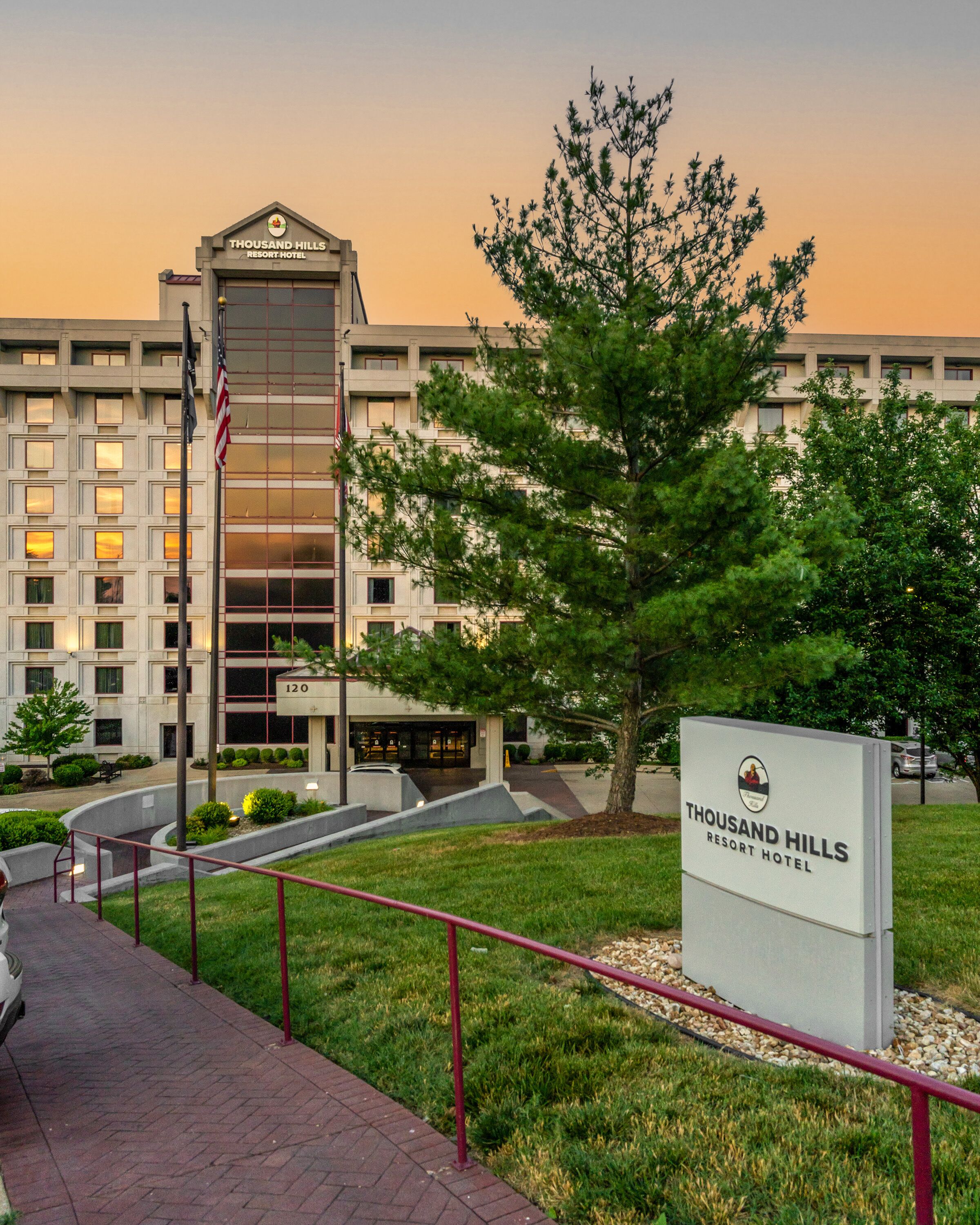 Un grand bâtiment d’hôtel sur lequel on peut lire l’inscription : « Thousand Hills Resort Hotel ».